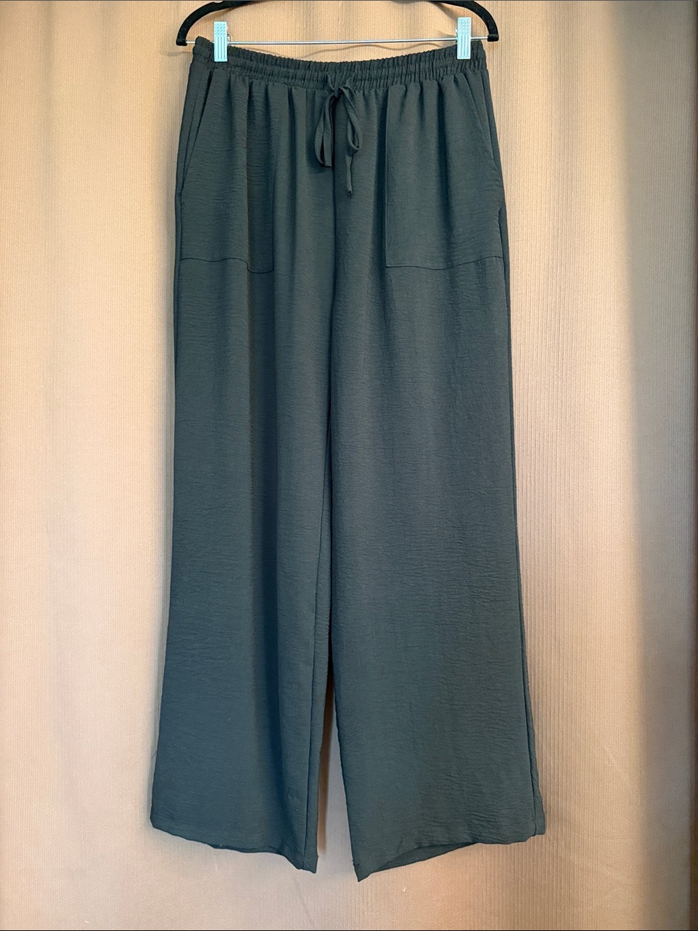 Wide-Leg Drawstring Pants in Black